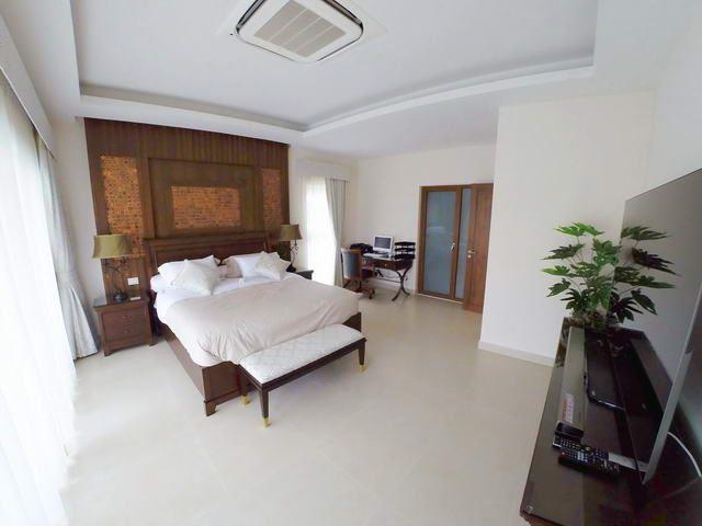 House for sale East Pattaya showing the master bedroom House for sale East Pattaya showing the master bedroom