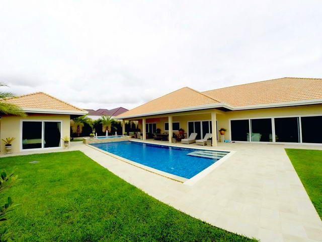 House for sale East Pattaya showing the pool and terrace House for sale East Pattaya showing the pool and terrace