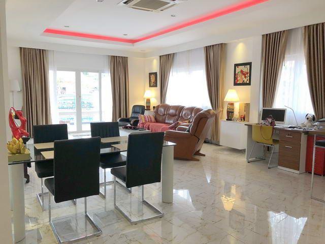 house for sale jomtien pattaya showing the dining and living areas house for sale jomtien pattaya showing the dining and living areas