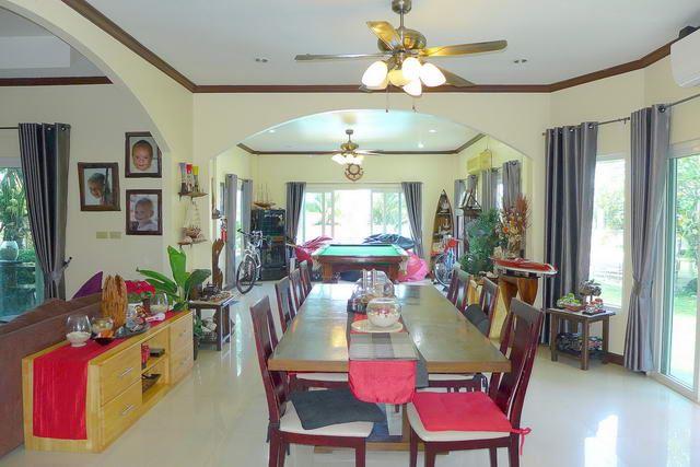 House for sale East Pattaya showing the dining area House for sale East Pattaya showing the dining area