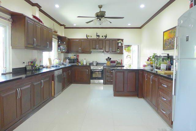 House for sale East Pattaya showing the kitchen House for sale East Pattaya showing the kitchen
