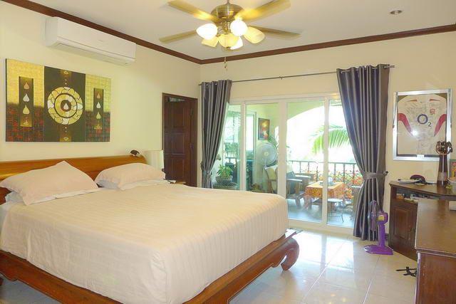 House for sale East Pattaya showing the master bedroom House for sale East Pattaya showing the master bedroom