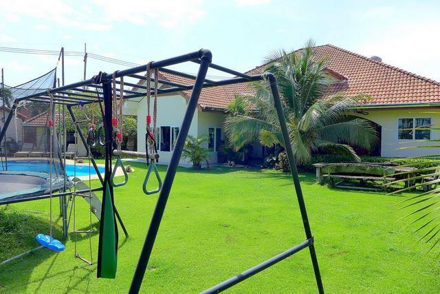 House for sale East Pattaya showing the garden House for sale East Pattaya showing the garden