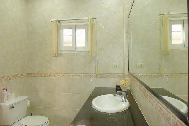 House for sale East Pattaya showing a bathroom House for sale East Pattaya showing a bathroom