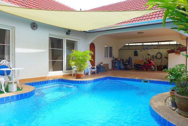 House for sale East Pattaya showing the pool and carport House for sale East Pattaya showing the pool and carport