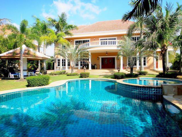 House for sale East Pattaya showing the house and swimming pool House for sale East Pattaya showing the house and swimming pool