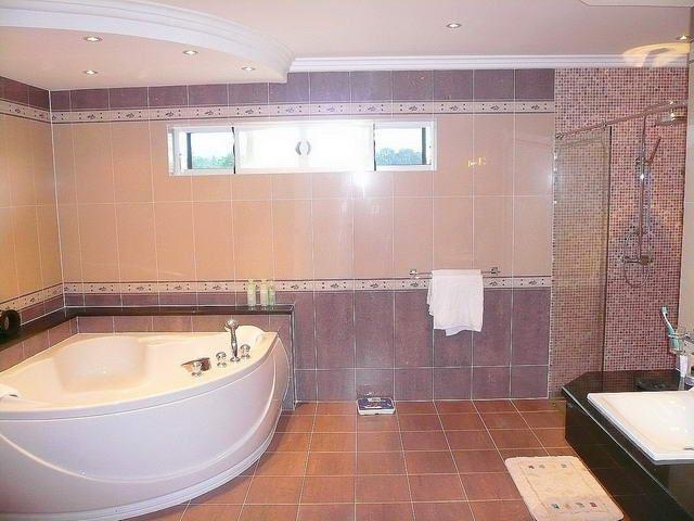 House for sale East Pattaya showing the bathroom and bathtub House for sale East Pattaya showing the bathroom and bathtub