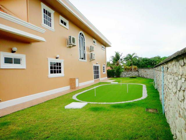 House for sale East Pattaya showing the garden and house House for sale East Pattaya showing the garden and house