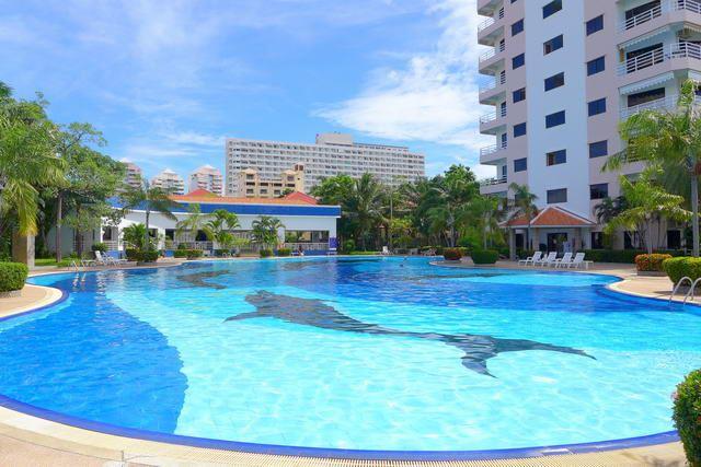 Condominium for sale Jomtien showing the communal swimming pool Condominium for sale Jomtien showing the communal swimming pool