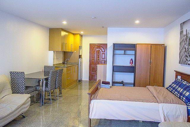 Condominium for sale Jomtien Pattaya showing the kitchen and dining Condominium for sale Jomtien Pattaya showing the kitchen and dining