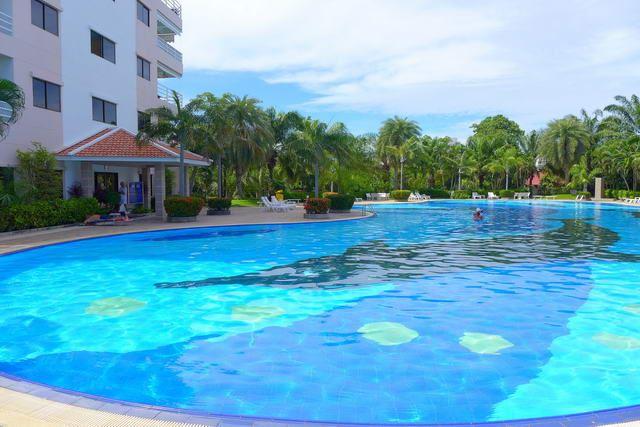Condominium for sale Jomtien Pattaya showing the communal swimming pool and garden Condominium for sale Jomtien Pattaya showing the communal swimming pool and garden