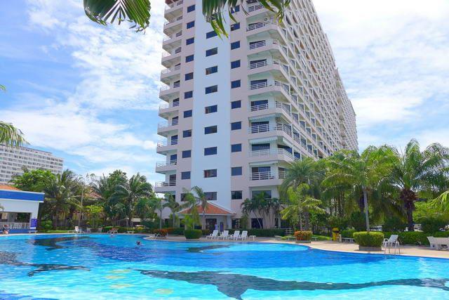 Condominium for sale Jomtien Pattaya showing the communal swimming pool and building Condominium for sale Jomtien Pattaya showing the communal swimming pool and building