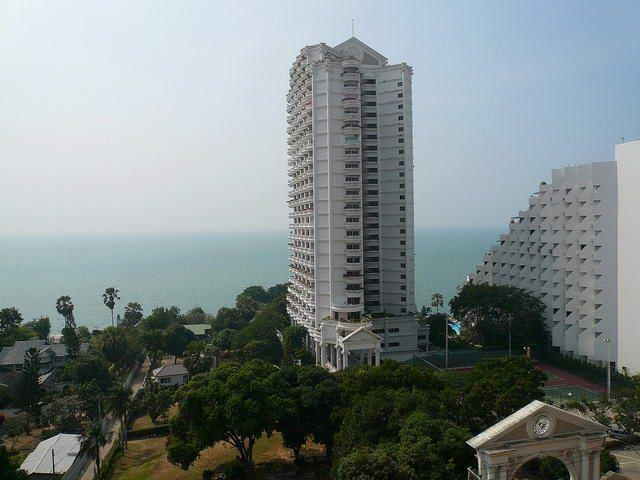 Condominium for sale in Naklua Wong Amat showing the balcony view Condominium for sale in Naklua Wong Amat showing the balcony view