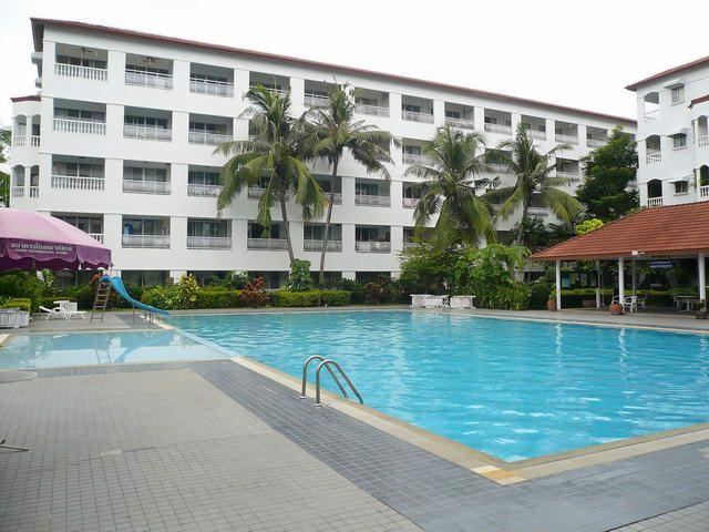 Condominium for sale in Jomtien showing the large pool Condominium for sale in Jomtien showing the large pool