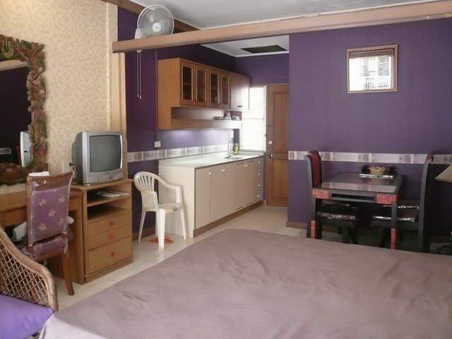 Condominium for sale in Jomtien showing the dining area Condominium for sale in Jomtien showing the dining area