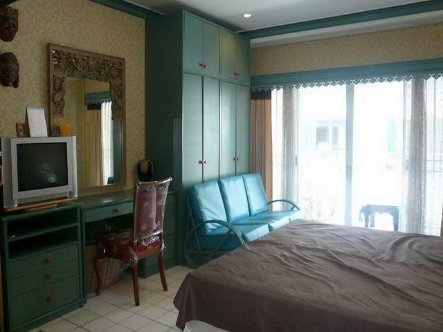 Condominium for sale in Jomtien showing the TV and office area Condominium for sale in Jomtien showing the TV and office area