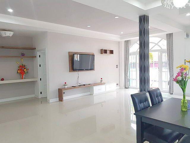 House for sale East Pattaya showing the dining area House for sale East Pattaya showing the dining area