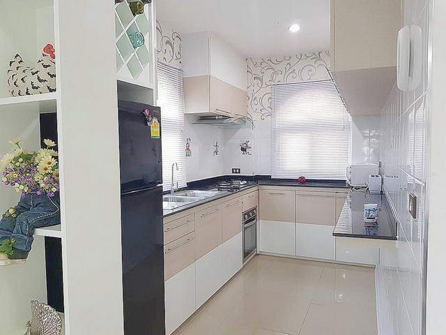 House for sale East Pattaya showing the kitchen House for sale East Pattaya showing the kitchen