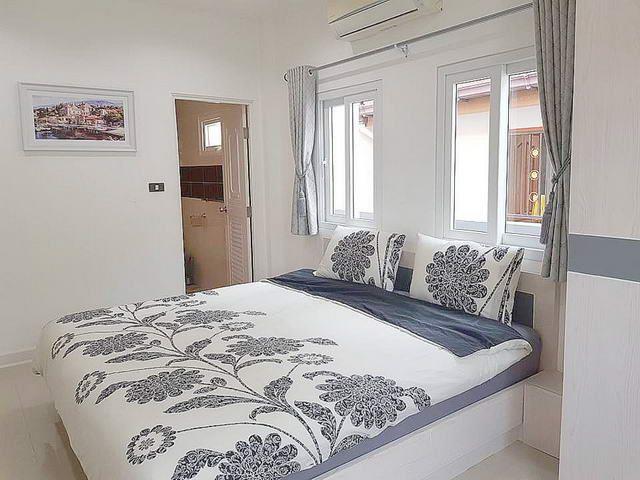 House for sale East Pattaya showing the master bedroom House for sale East Pattaya showing the master bedroom