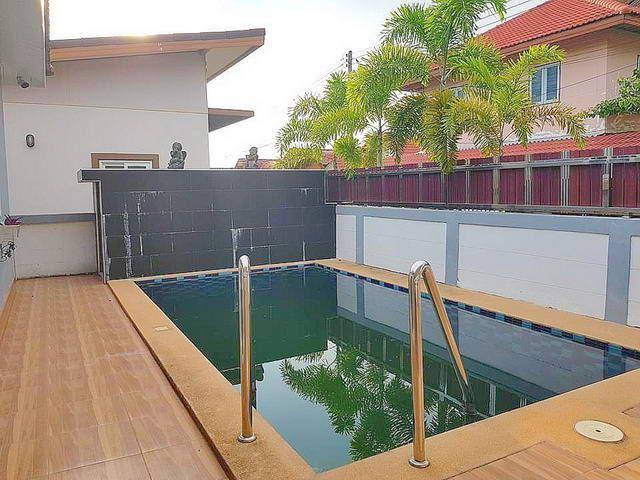House for sale East Pattaya showing the private pool House for sale East Pattaya showing the private pool