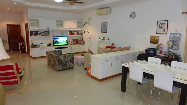 House for sale Pattaya showing the dining and living areas House for sale Pattaya showing the dining and living areas
