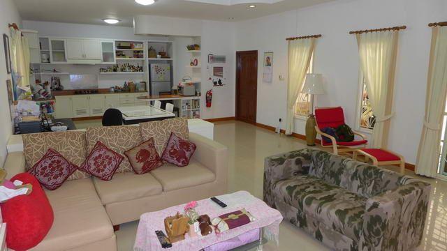 House for sale Pattaya showing the living area House for sale Pattaya showing the living area