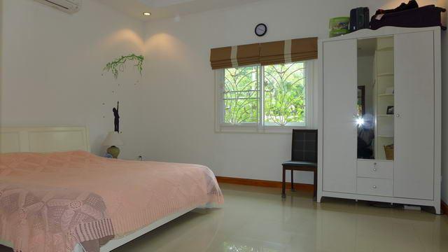 House for sale Pattaya showing a bedroom House for sale Pattaya showing a bedroom