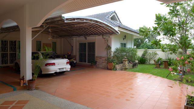House for sale Pattaya showing the house entrance and carport House for sale Pattaya showing the house entrance and carport