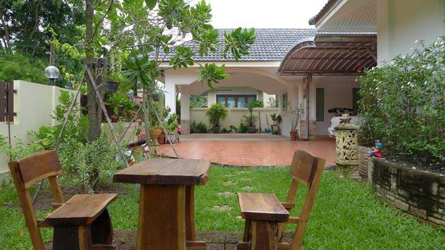 House for sale Pattaya showing the garden House for sale Pattaya showing the garden