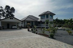 House for rent Na Jomtien showing the house, carport and garden 