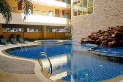 Condominium For rent Central Pattaya showing the communal swimming pool
