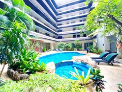 Condominium for rent Pratumnak showing the communal swimming pool 