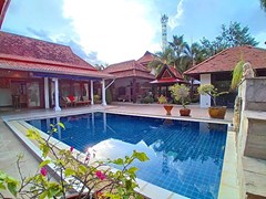 House for rent Mabprachan Pattaya showing the pool and terrace 