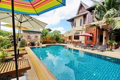 House for rent East Jomtien showing the house terraces and pool