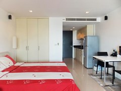 Condominium for rent Pattaya Beach showing the bed and wardrobes