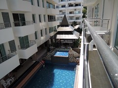 Condominium for rent Pratumnak Hill showing the communal pool