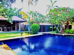 House For Rent Jomtien Park Villas Pattaya showing the pool and sala