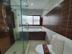 House for rent Jomtien Pattaya showing the master bathroom with bathtub 