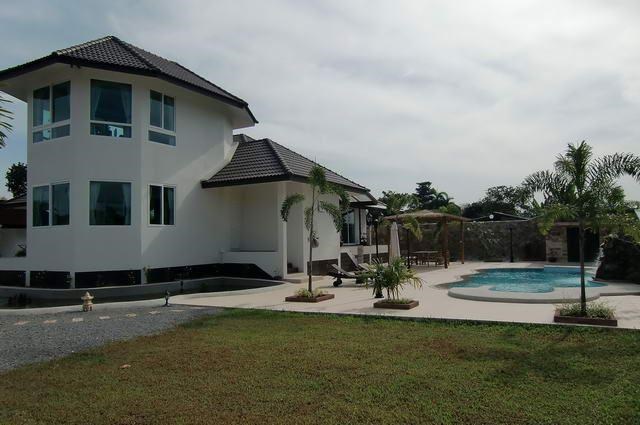 House for rent Na Jomtien showing the house and pool 