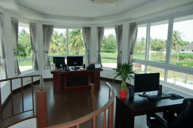 House for rent Na Jomtien showing the office area 