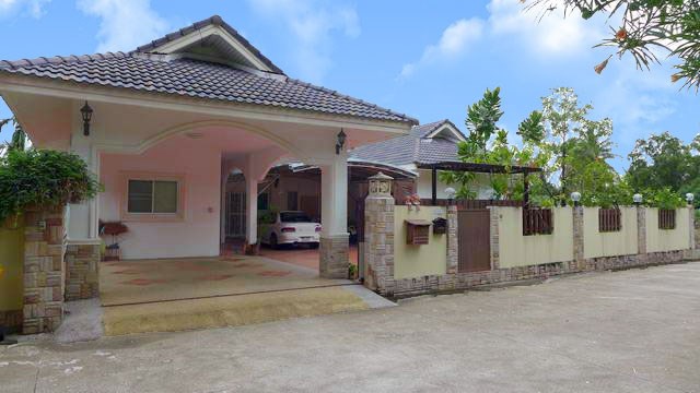 House for sale Pattaya showing the house frontage House for sale Pattaya showing the house frontage
