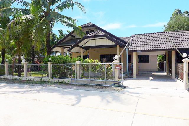 House for sale Pattaya showing the house frontage House for sale Pattaya showing the house frontage