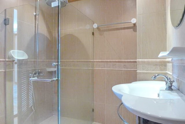 Condominium For rent Central Pattaya showing the bathroom