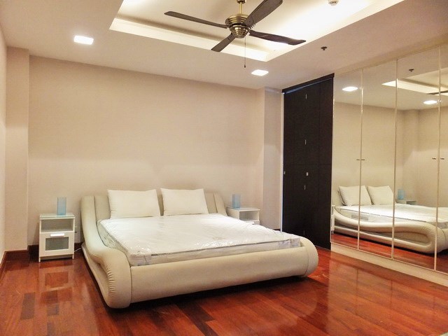 Condominium for rent Ananya Naklua showing the second bedroom with built-in wardrobes 