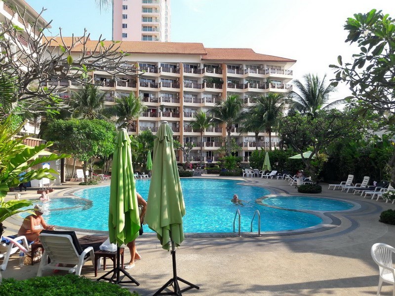 Condominium for sale Jomtien Pattaya showing the communal swimming pool Condominium for sale Jomtien Pattaya showing the communal swimming pool