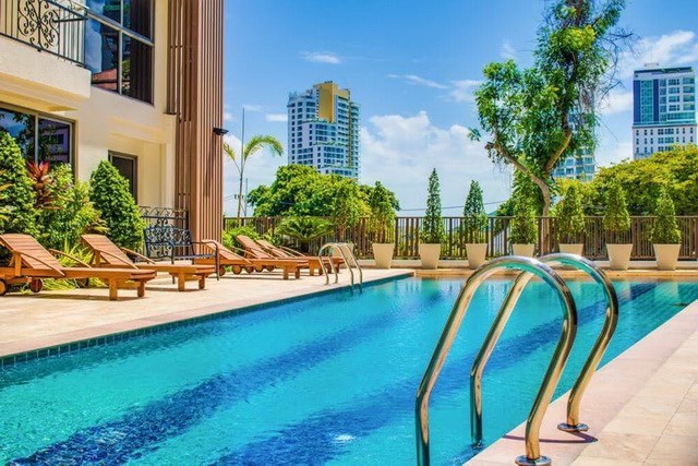 Condominium for sale Pratumnak Hill Pattaya showing the communal pool Condominium for sale Pratumnak Hill Pattaya showing the communal pool