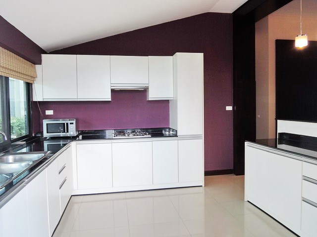 House for sale Pattaya showing the kitchen