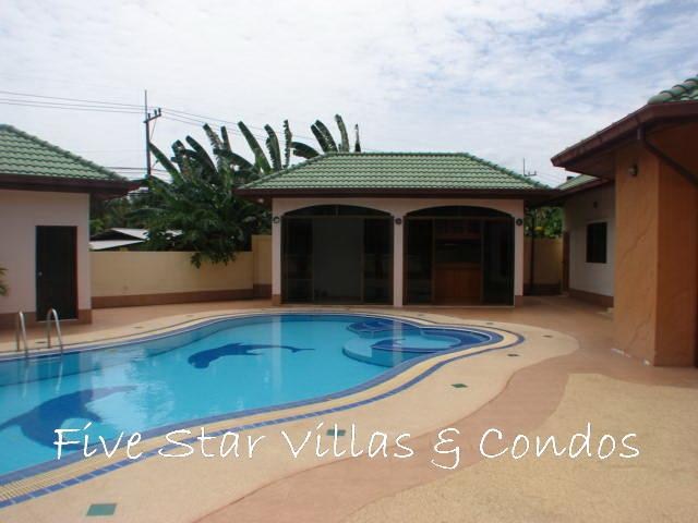 House for sale East Pattaya showing the swimming pool