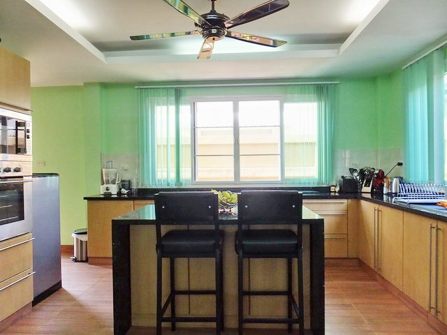 House for Sale Jomtien showing the kitchen 