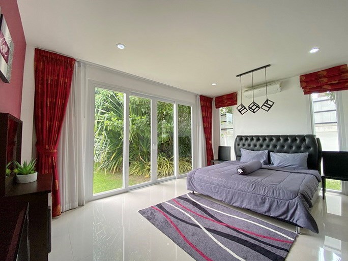 House for Sale Na Jomtien showing the master bedroom 